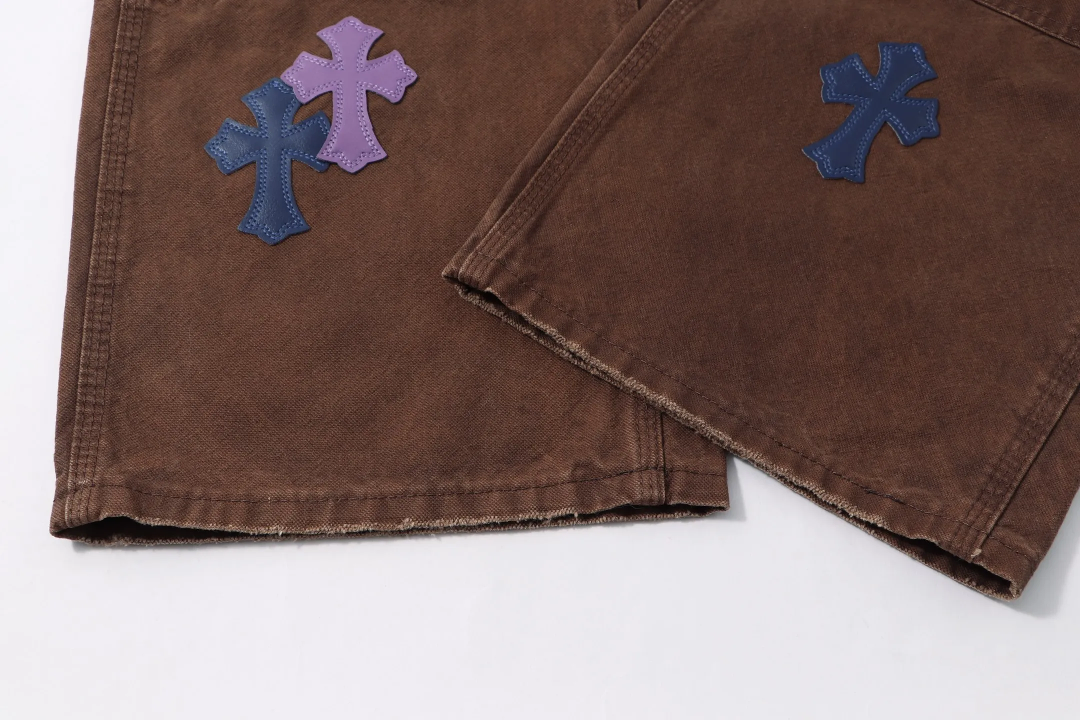 P290 Style No.: H92 Croxin & 𝐂𝐡𝐫𝐨𝐦𝐞 𝐇𝐞𝐚𝐫𝐭 Pingtai SS25 Colorful Large Leather Denim Logging Pants. Styles with different washed textures are very friendly to people with thin legs. The slightly flared version perfectly modifies the leg shape. The timeless and moderate length makes it easy to match and match. It is the basis for various styles and is a must-have in your wardrobe! The fabric is stiff but also makes the upper body soft without losing texture. The washing process is even more perfect. It is a must-have item for everyone! ! !  Color: primary color Size: 28-30-32-34-36